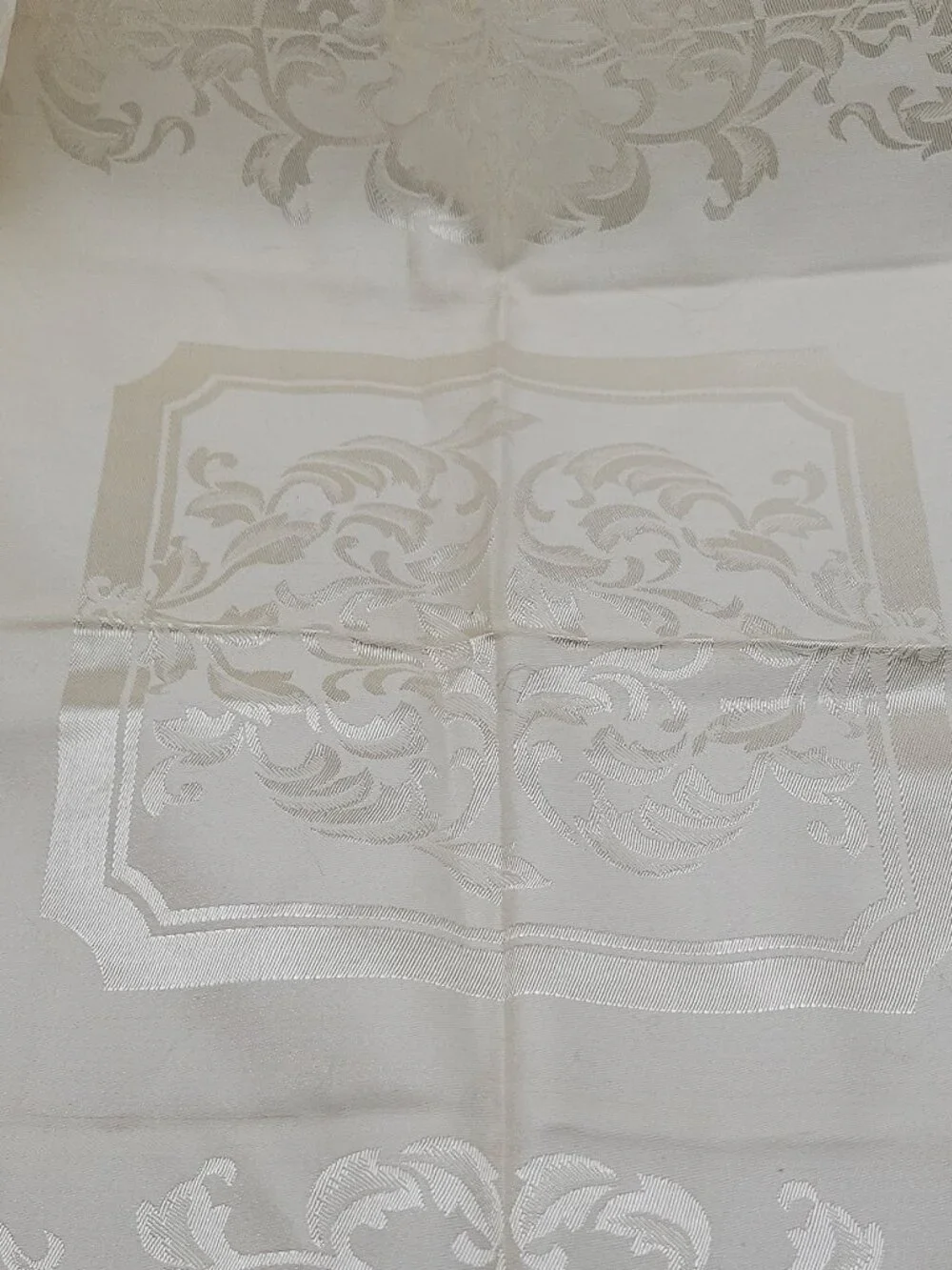 Jacquard, Cream Floral 20x20 (4) Table, Napkins, Classic Fabric Made in Japan